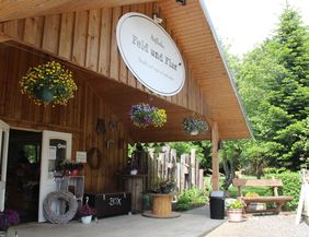 Eingangsbereich des Hofladens und Cafés Feld und Flur.