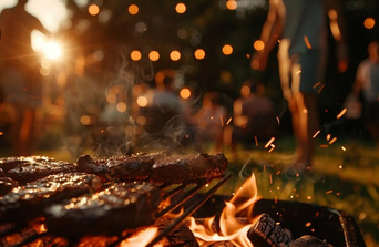 Grillfleisch liegt auf einem Grill mit Feuer