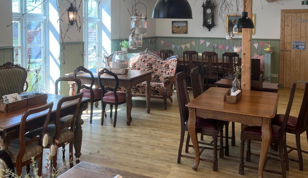 Die hölzerne Inneneinrichtung eines Landcafés ist zu sehen