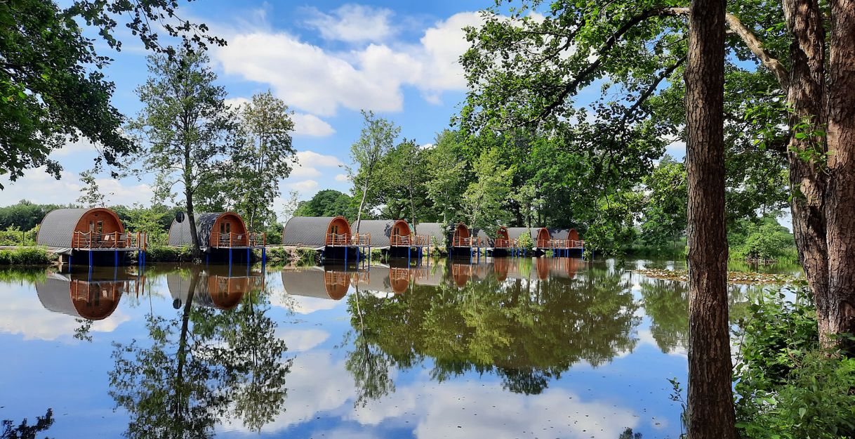 Camping-Pods am Teich