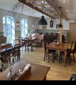 Die hölzerne Inneneinrichtung eines Landcafés ist zu sehen