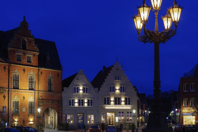 Historische Gebäude und Laterne bei Nacht in einer Stadt.