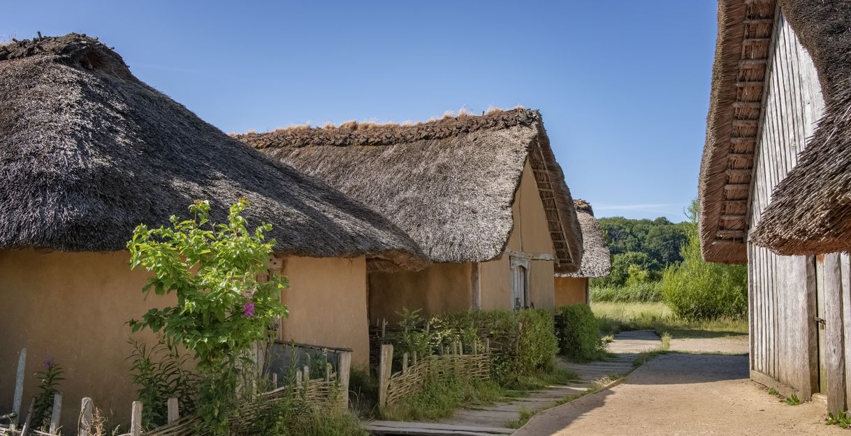 Die originalgetreu nachgebauten Häuser der Wikingersiedlung Haithabu 