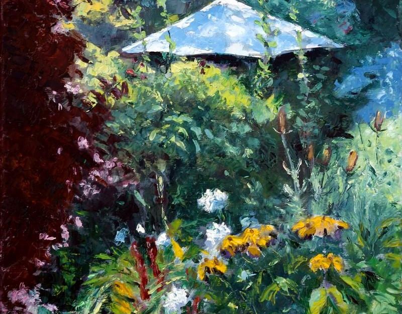 Ein üppiger Garten mit bunten Blumen und einem Sonnenschirm. Die grüne Umgebung schafft eine ruhige und einladende Atmosphäre.