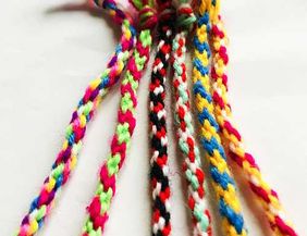 Mehrfarbige, geflochtene Kordeln aus Wolle auf weißem Hintergrund.