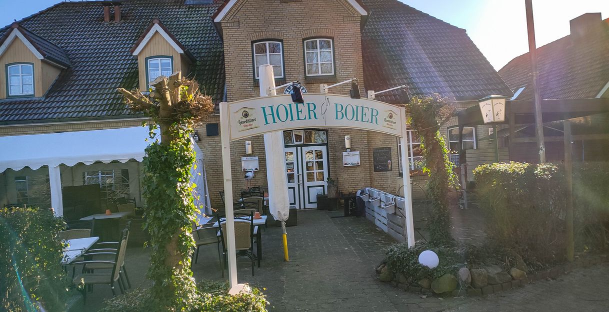 Außenansicht des Café Landgasthof Hoier Boier im Sonnenschein