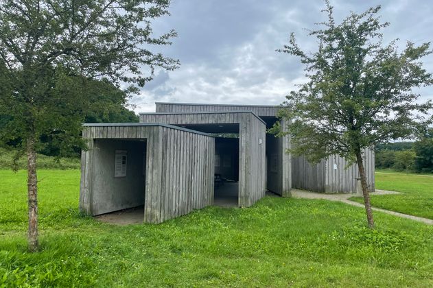 Modern gestaltetes Betonbauwerk auf Rasenflöäche