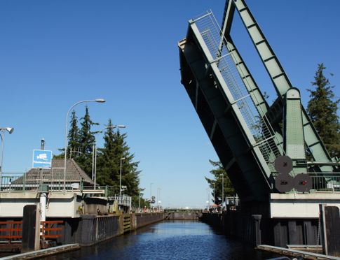 Die Klappbrücke der Schleuse Lexfähre ist für die Durchfahrt von Booten geöffnet