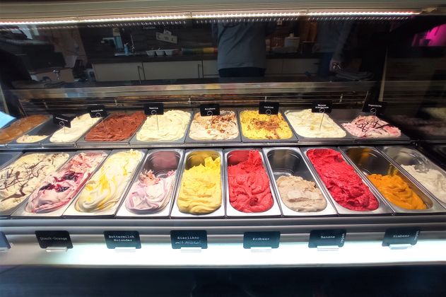 Diverse bunte Eissorten der Eisdiele sind aufgereiht für den Kunden zur Auswahl