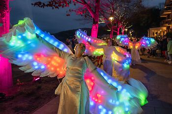 Bunte Lichtfiguren beim Lichtermeer in Heikendorf laufen entlang der Strandpromenade