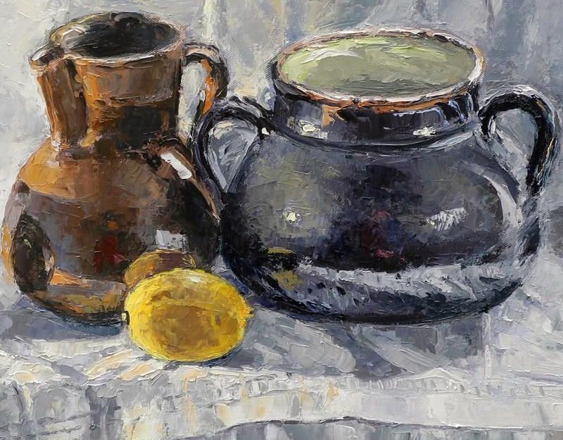 Eine braune Kanne und ein schwarzer Topf stehen zusammen mit einer Zitrone auf einem weißen Tuch. Die Farben sind lebendig und die Texturen kommen gut zur Geltung.