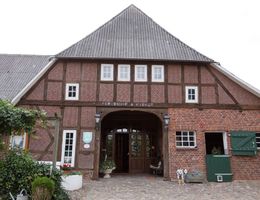 Fachwerkgebäude des Ferienhofs Kiekut mit rotem Ziegelmauerwerk und Holzbalken.