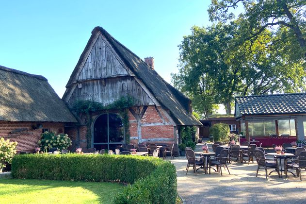 Das älteste Gebäude Padenstedt direkt am Dorfplatz beherbergt heute das Café Altes Rauchhaus