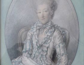 Feines historisches Porträt einer adeligen Dame aus dem 18. Jahrhundert. Die Frau sitzt elegant auf einem Stuhl, trägt ein aufwendig verziertes Kleid mit Rüschen und Spitzen und hat eine kunstvoll frisierte Hochsteckfrisur. Ihre Hände ruhen gefaltet im Schoß, der Blick ist ruhig und selbstbewusst. Der Hintergrund ist schlicht, der Bildrahmen oval.