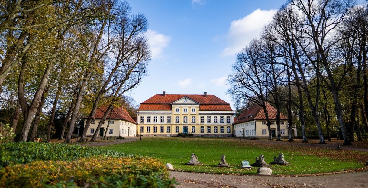 Das herrschaftliche Gut Emkendorf liegt in ruhiger Natur. 