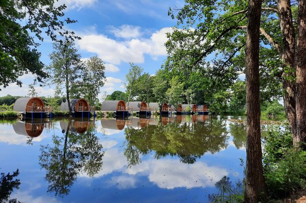 Camping-Pods am Teich