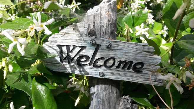 Schild mit der Aufschrift "Welcome"