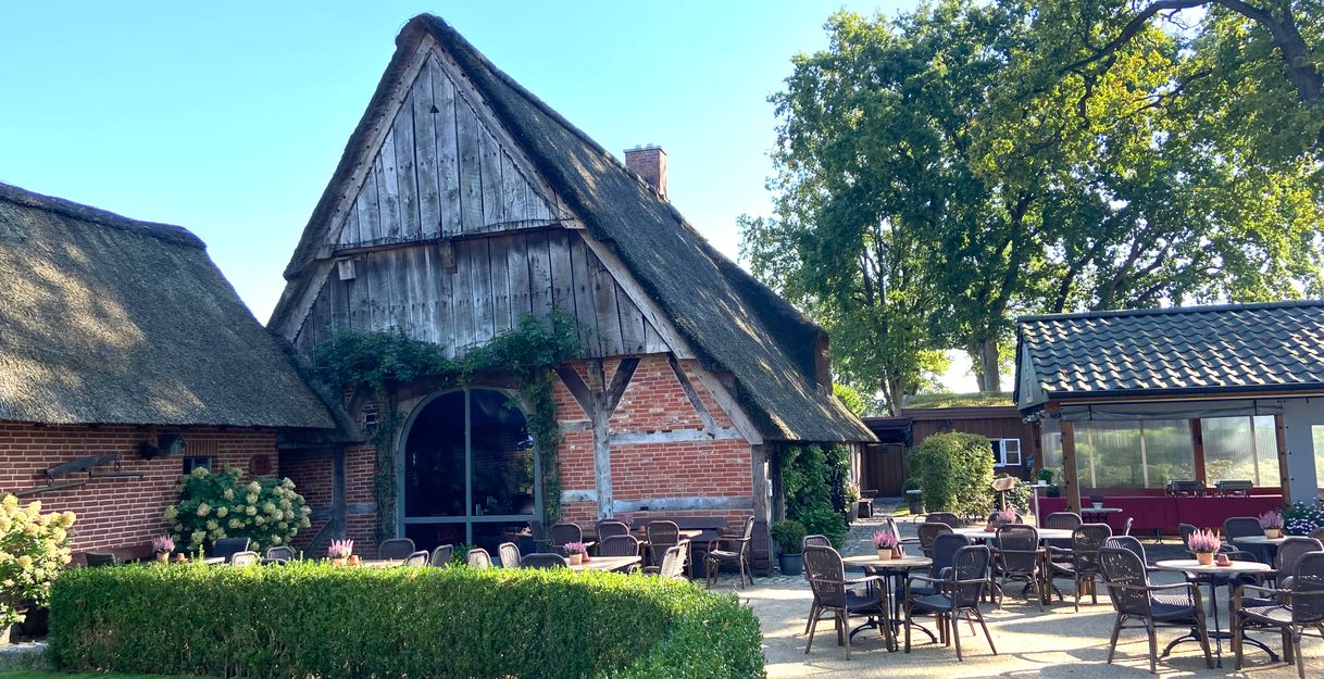 Das älteste Gebäude Padenstedt direkt am Dorfplatz beherbergt heute das Café Altes Rauchhaus