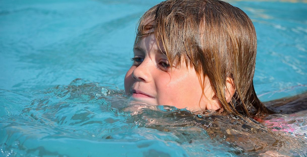Kind beim Schwimmen im Wasser