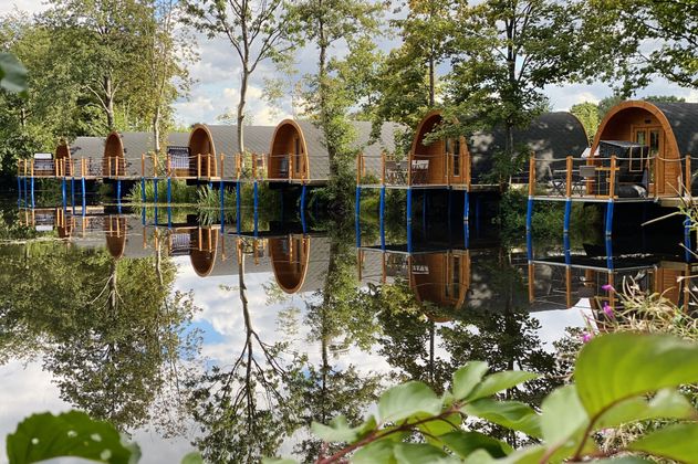 Camping-Pods am Teich