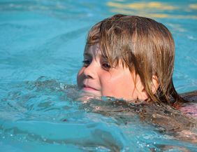 Kind beim Schwimmen im Wasser
