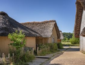 Die originalgetreu nachgebauten Häuser der Wikingersiedlung Haithabu 