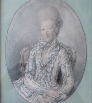 Feines historisches Porträt einer adeligen Dame aus dem 18. Jahrhundert. Die Frau sitzt elegant auf einem Stuhl, trägt ein aufwendig verziertes Kleid mit Rüschen und Spitzen und hat eine kunstvoll frisierte Hochsteckfrisur. Ihre Hände ruhen gefaltet im Schoß, der Blick ist ruhig und selbstbewusst. Der Hintergrund ist schlicht, der Bildrahmen oval.