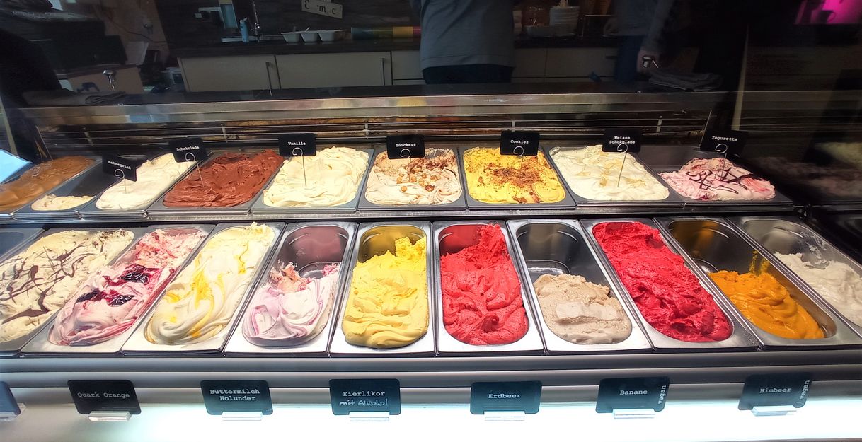 Diverse bunte Eissorten der Eisdiele sind aufgereiht für den Kunden zur Auswahl