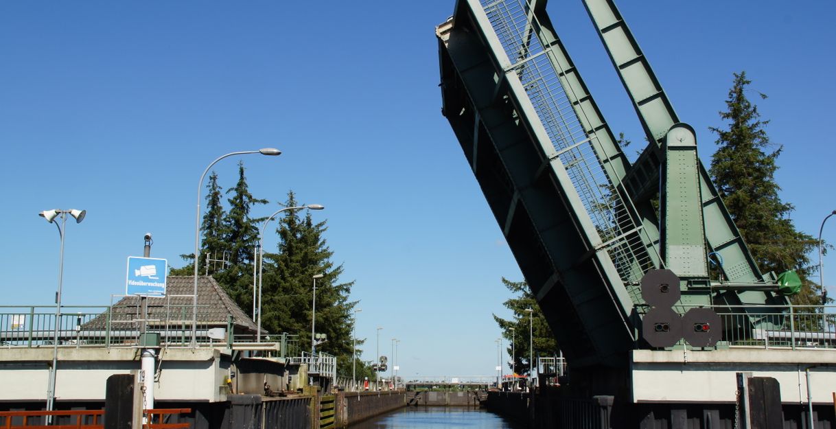 Die Klappbrücke der Schleuse Lexfähre ist für die Durchfahrt von Booten geöffnet