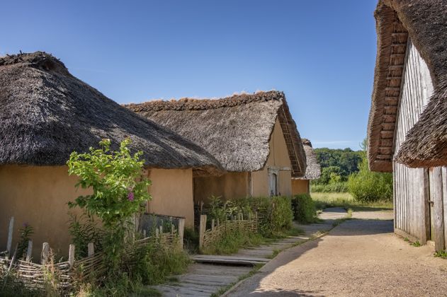 Die originalgetreu nachgebauten Häuser der Wikingersiedlung Haithabu 