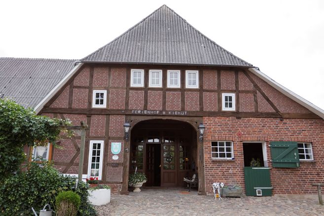 Fachwerkgebäude des Ferienhofs Kiekut mit rotem Ziegelmauerwerk und Holzbalken.