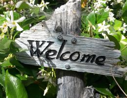 Schild mit der Aufschrift "Welcome"