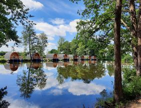 Camping-Pods am Teich