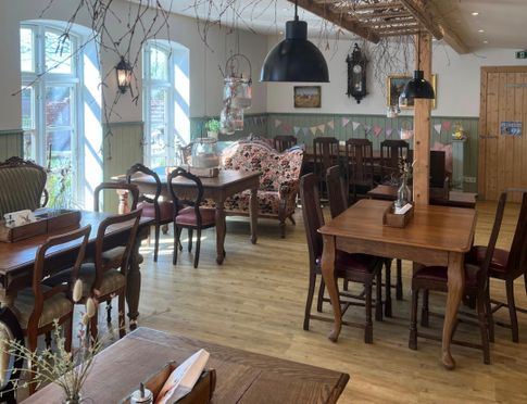 Die hölzerne Inneneinrichtung eines Landcafés ist zu sehen